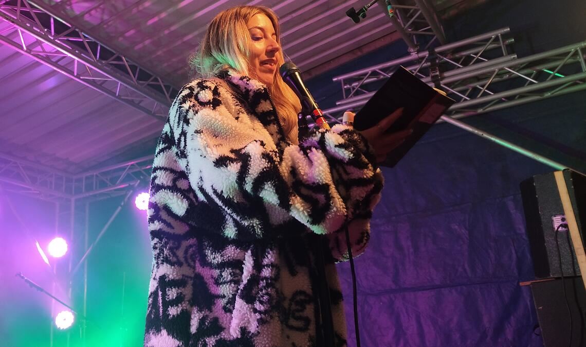 Poetry Slammerin Francesca Runchina aus Ötisheim stellt während der Enzgärten-slam-Lesebühne auf dem Weihnachtsmarkt ihr neues Buch vor. Foto: Deeg