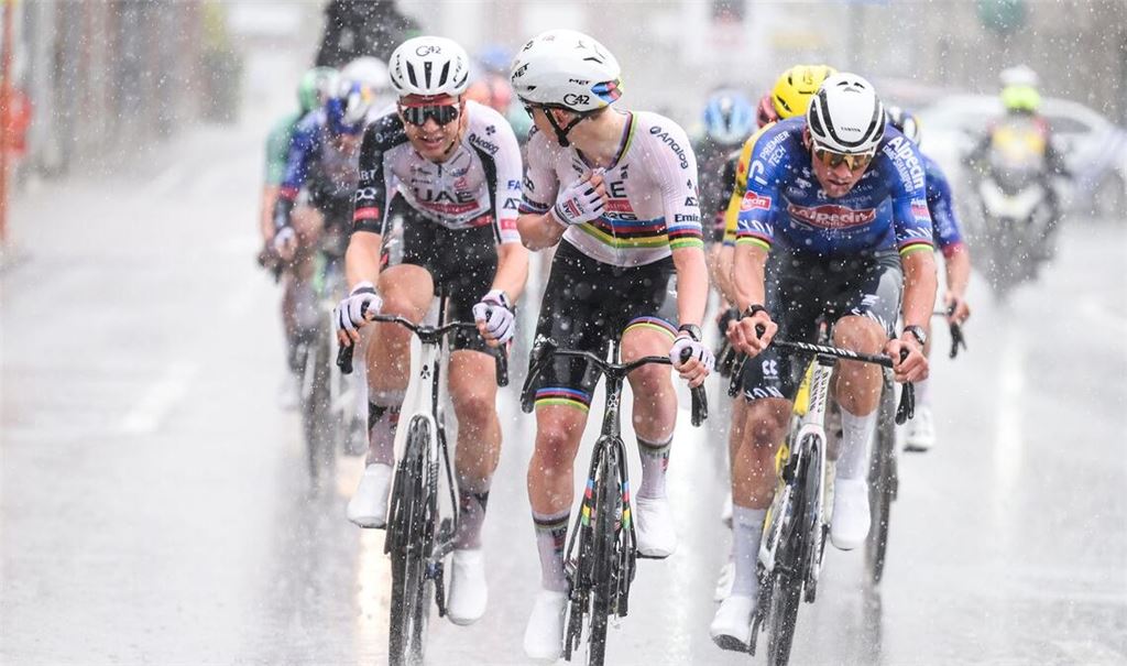 Pogacar (M) ließ sich auch vom Platzregen nicht stoppen.