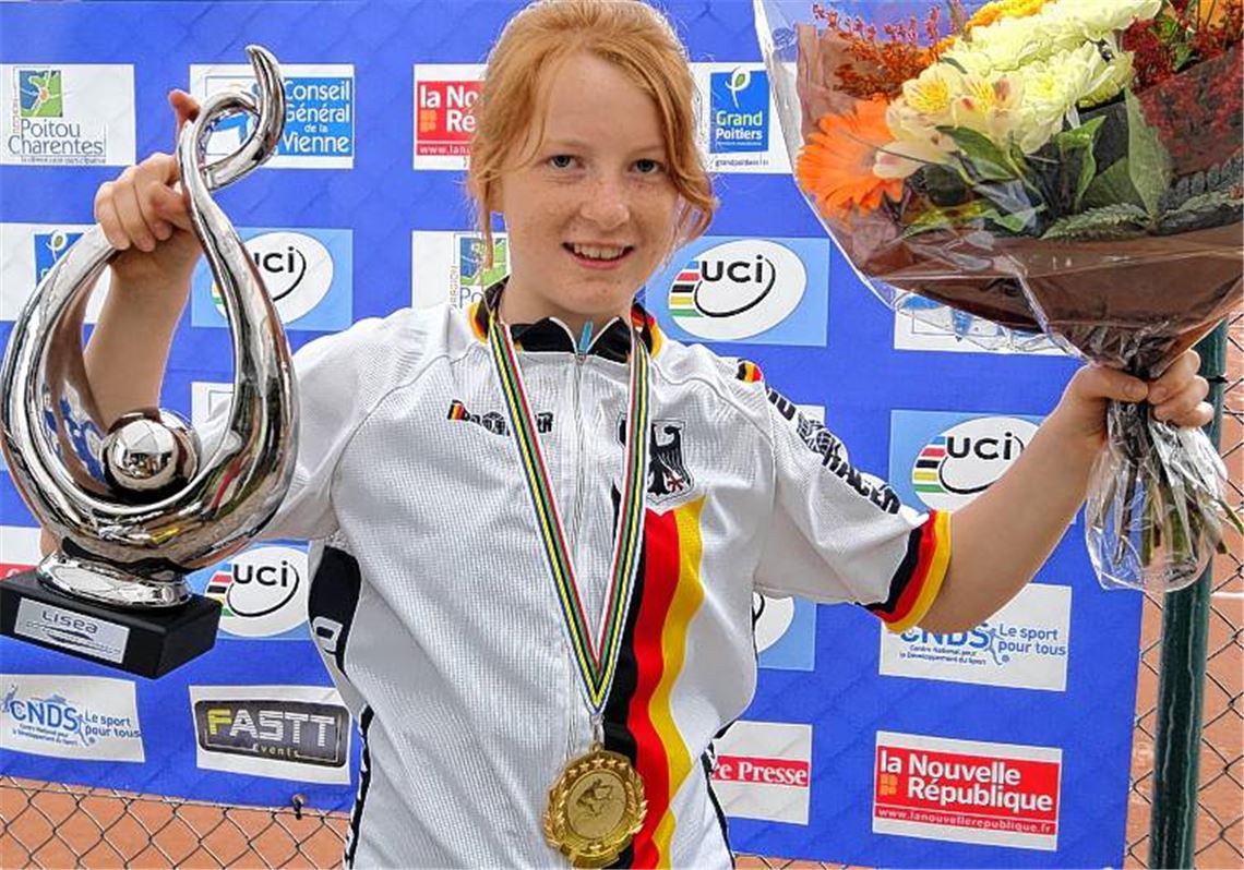 Pokal, Medaille, Blumen – Nina Reichenbach vom RMSC Ölbronn wird nach ihrem Titelgewinn bei den Weltmeisterschaften reich dekoriert. Fotos: privat