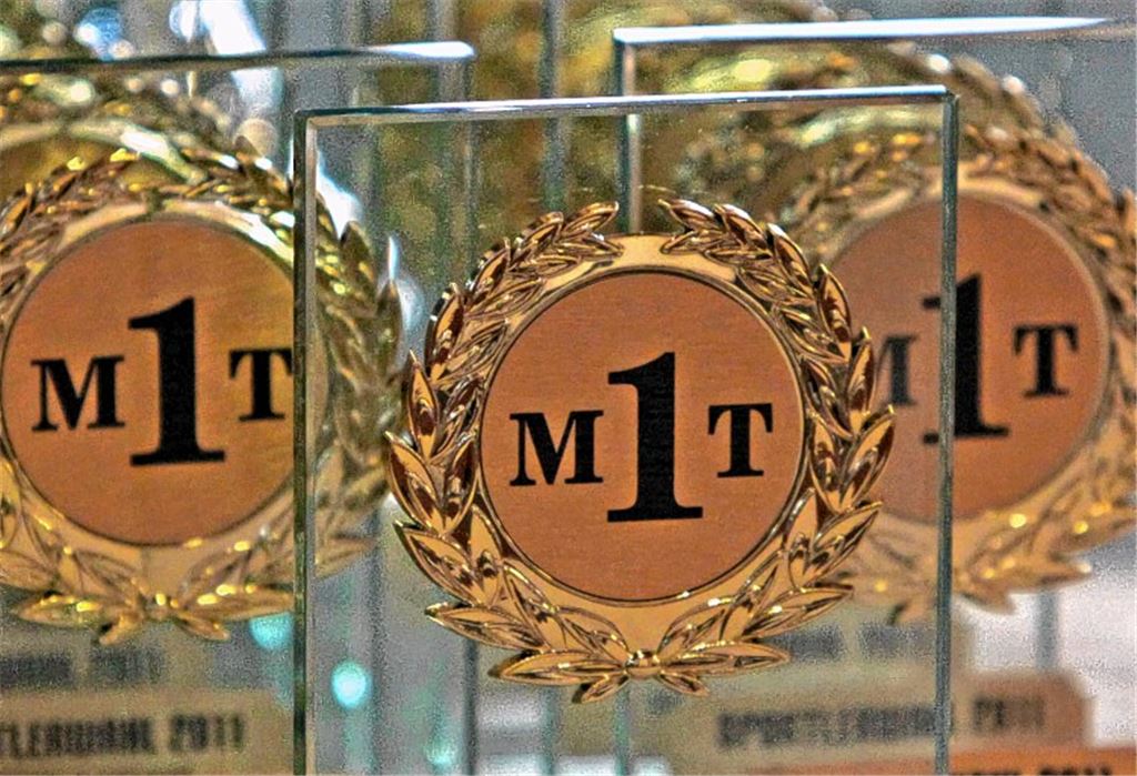 Pokale warten auf die Wahlsieger. Auch für die Leser gibt es etwas zu gewinnen. Archivfoto: Eigner