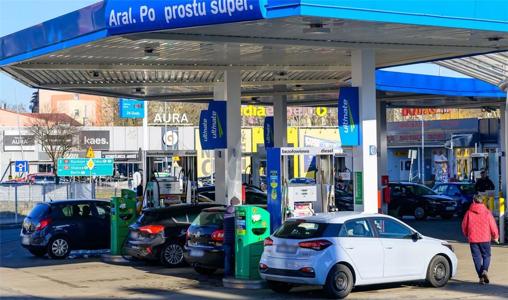 Polens Parlament hat eine Gesetzesänderung beschlossen, wonach Benzin und Diesel künftig geringer besteuert werden. (Archivbild)