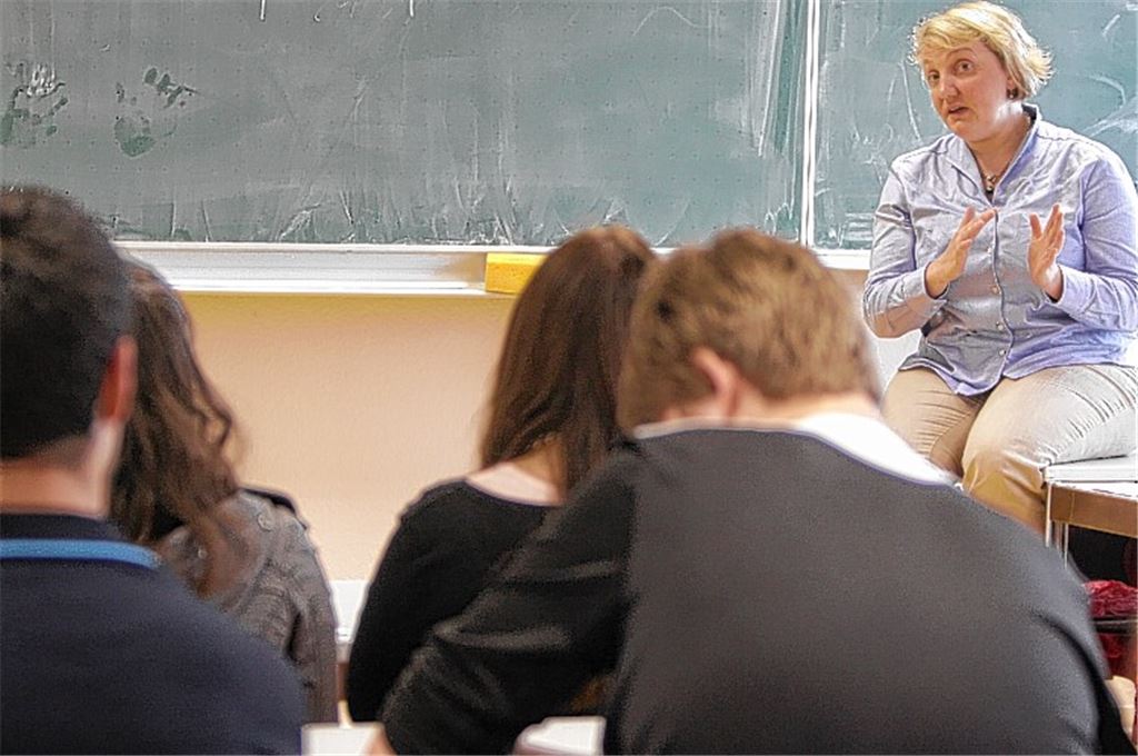 „Politik ist nicht nur schwarz und weiß, sondern hat viele Graustufen“, sagt die SPD-Bundestagsabgeordnete Katja Mast im Gespräch mit Schülern des Wirtschaftsgymnasiums der Georg-Kerschensteiner-Schule in Mühlacker. 