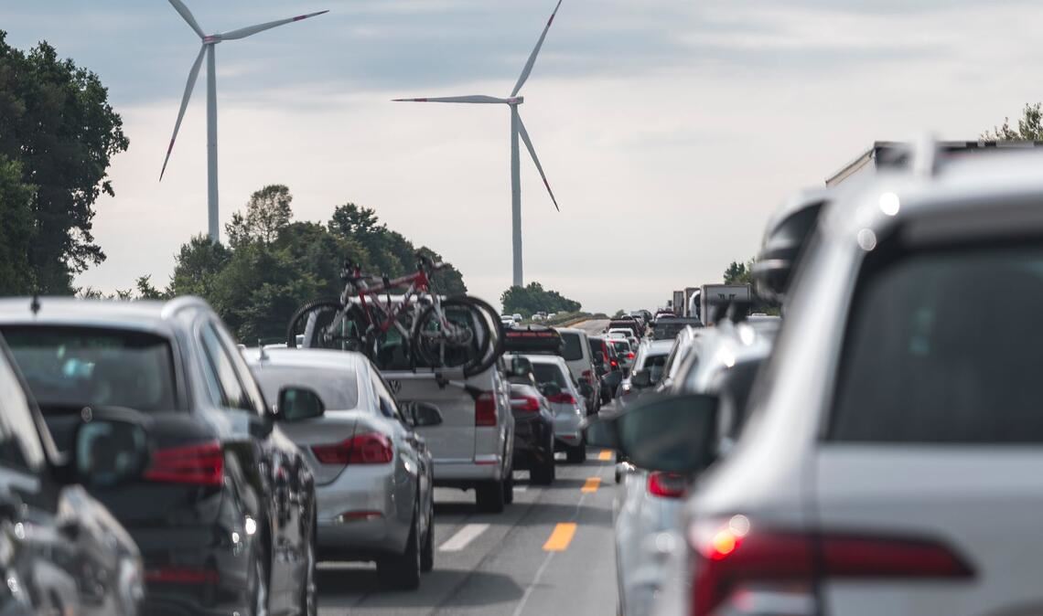 Politiker Streit: Sollen neben E-Autos in der EU ab 2035 auch noch neue Verbrenner zugelassen werden? (Archivbild)