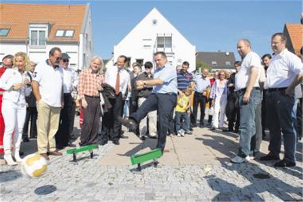 Politiker sollten stets am Ball bleiben. Dieser Herausforderung stellt sich Ministerpräsident Stefan Mappus (Mitte) in Niefern sowohl im Wortsinn als auch im Gespräch mit Bürgern. Foto: Ochs