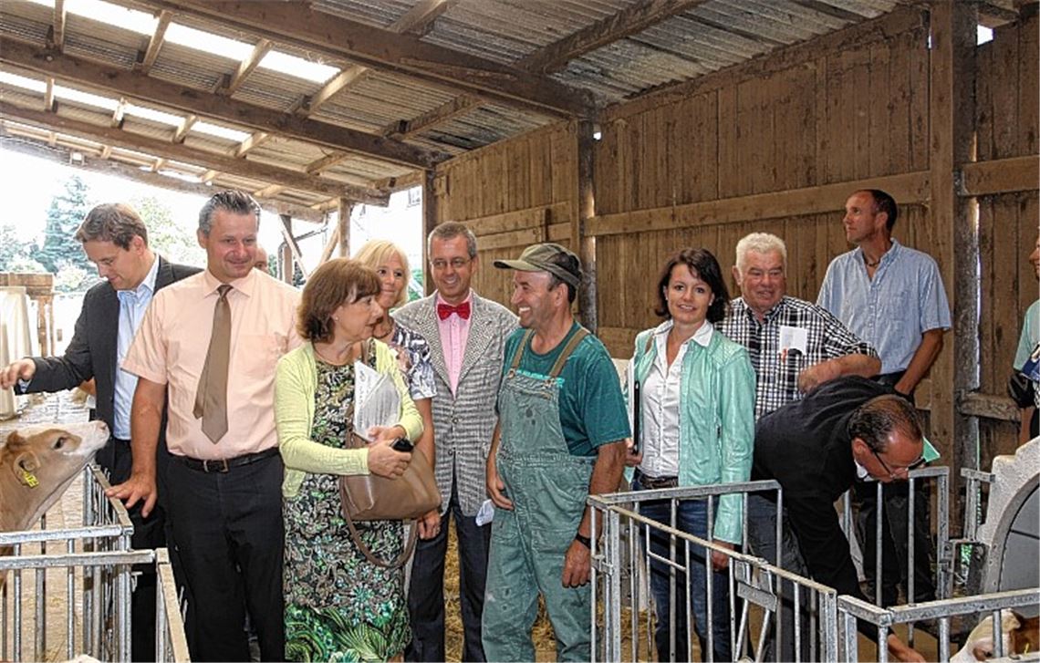 Politiker und weitere Gäste machen sich ein Bild auf dem Hof von Bernd Rometsch.