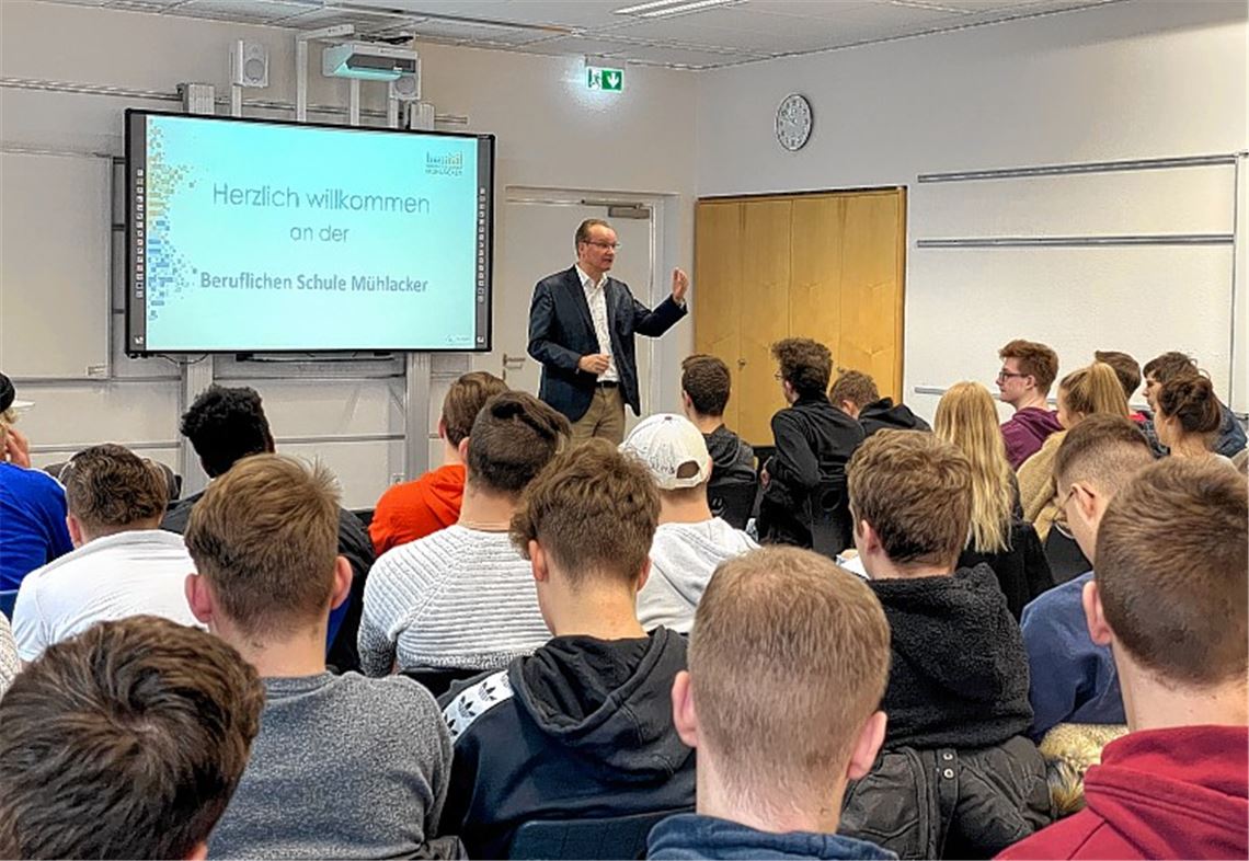 Politikunterricht live mit 50 Schülern des Beruflichen Gymnasiums in Mühlacker und Gunther Krichbaum, Mitglied des Deutschen Bundestages. Foto: Enzkreis