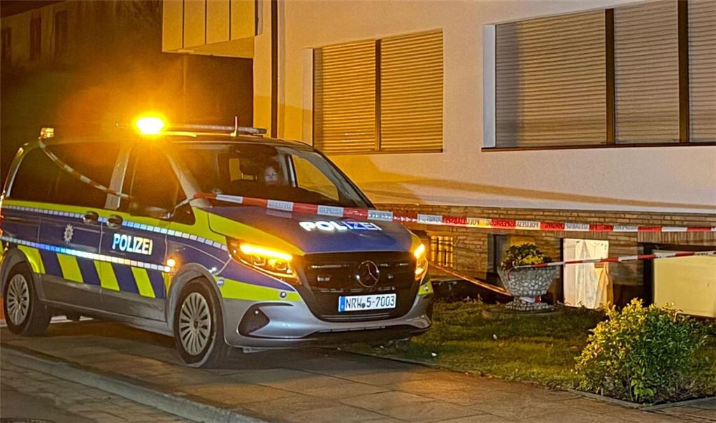 Polizei am Einsatzort: In Bielefeld ist die Leiche einer 28-jährigen Frau entdeckt worden.