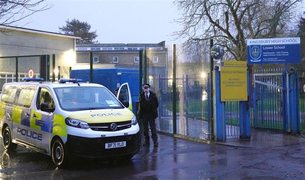 Polizei am Tatort in der Kingsbury High School, wo zwei Jungen im Alter von 12 und 13 Jahren niedergestochen wurden.