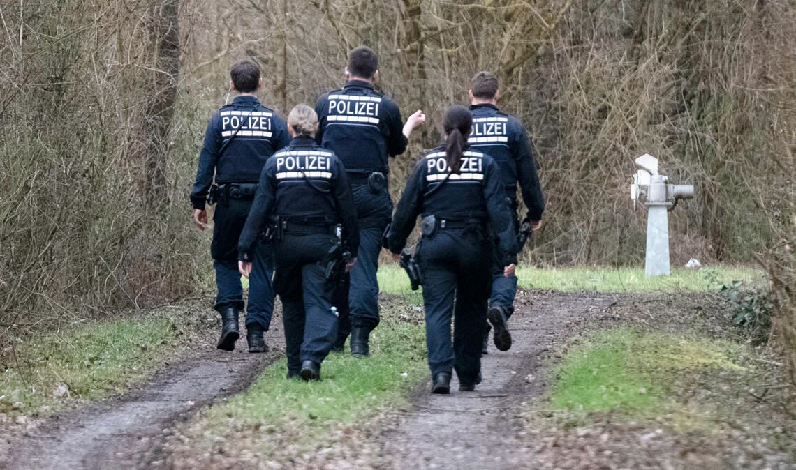 Polizei beim Einsatz in Enzberg. Fotos: Fotomoment