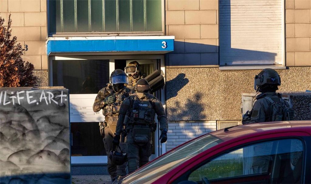 Polizei durchsucht neun Objekte in drei Städten wegen Verdachts auf Drogen- und Waffenhandel.