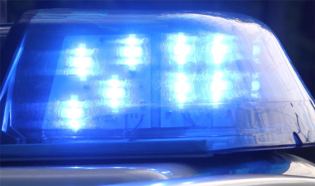 Polizei erwischt betrunkenen Fahrer, der sich danach wieder ans Steuer setzt. Symbolfoto: Archiv