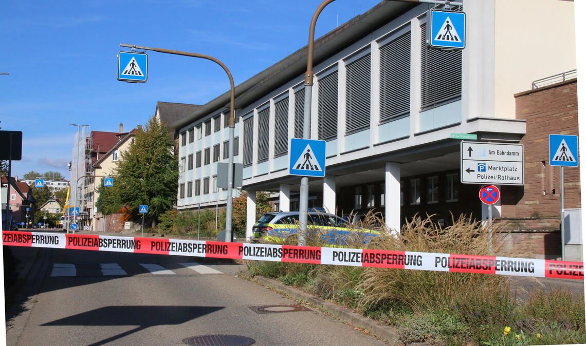 Polizei kann schnell Entwarnung geben: Im Koffer ist keine Bombe versteckt. Foto: privat