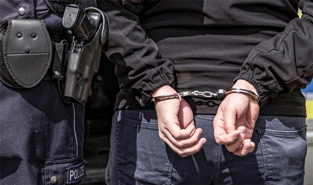 Polizei macht Fahrerflüchtigen ausfindig und nimmt auch noch einen gesuchten Mann fest. Symbolfoto: Archiv/PropCop Effects, stock.adobe.com