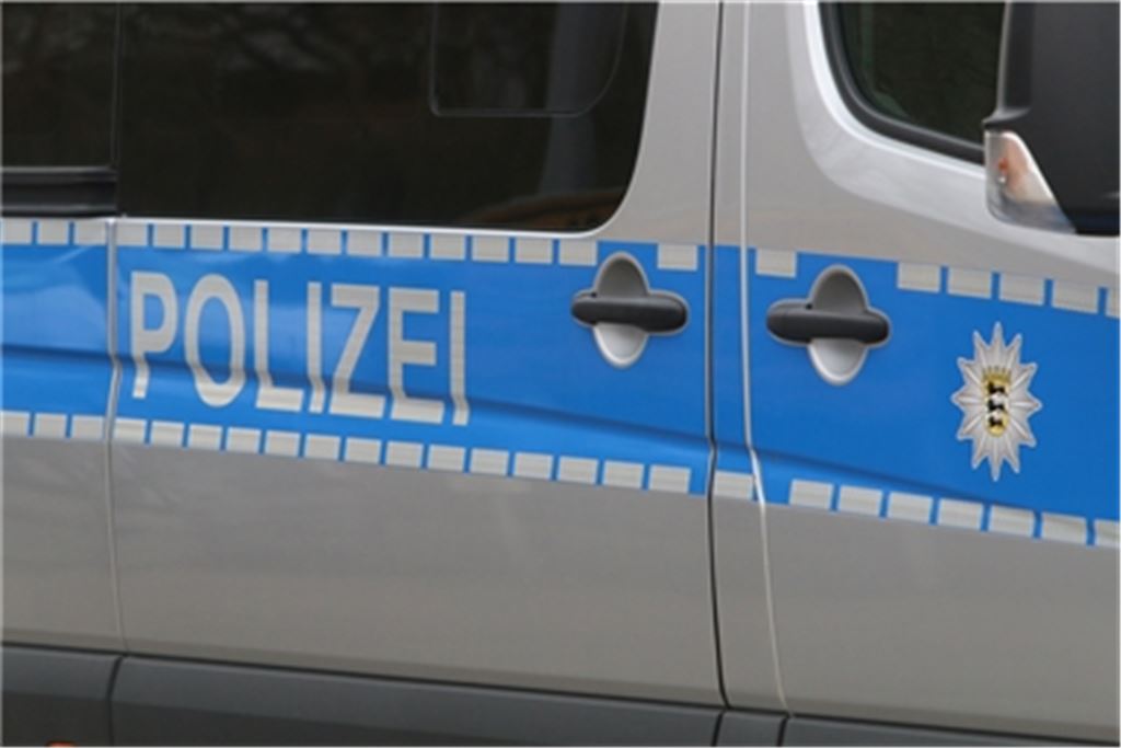 Polizei muss nachts zum Drive-In eines Schnellrestaurants auf der Wilferdinger Höhe ausrücken, weil dort ein Streit eskaliert. Symbolfoto: Archiv