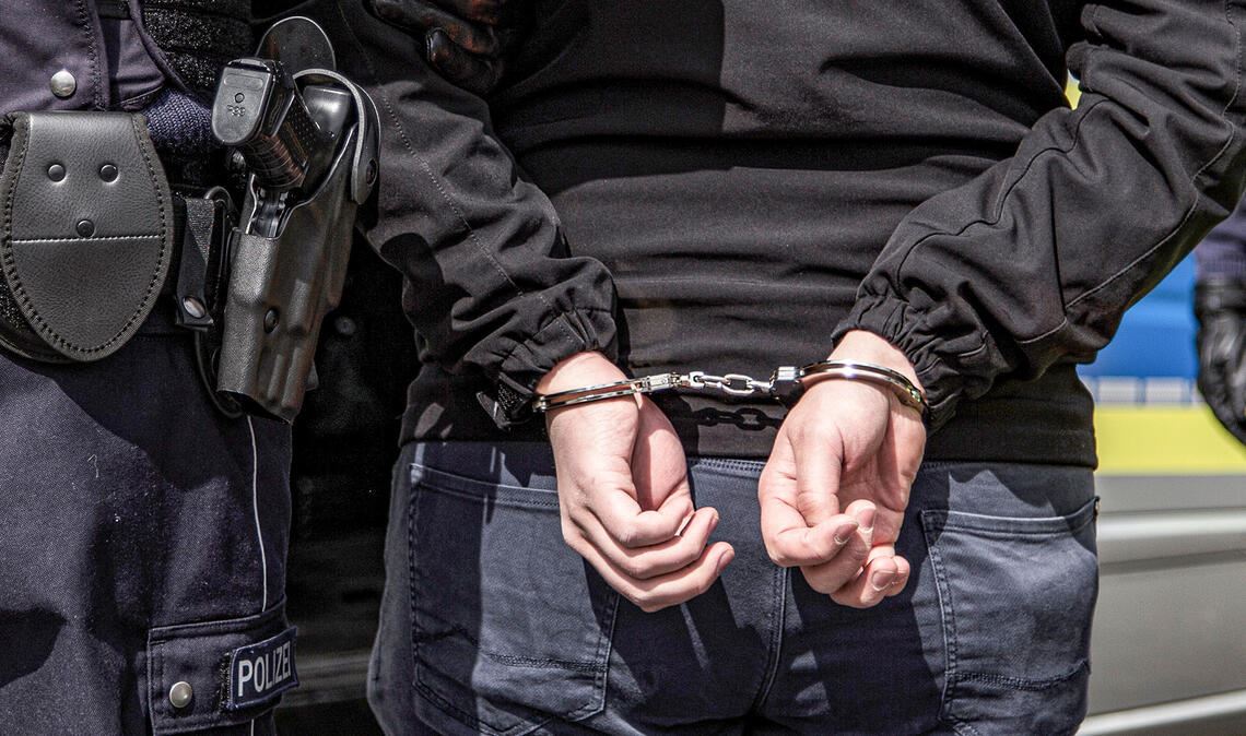 Polizei schnappt Tankstellenräuber - auch mit Hilfe des Präsidiums Pforzheim. Symbolfoto: PropCop Effects/stock.adobe.com