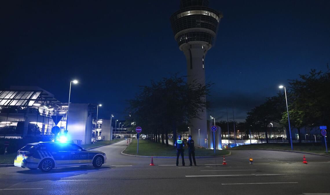 Polizei stand vor dem Flughafentower.
