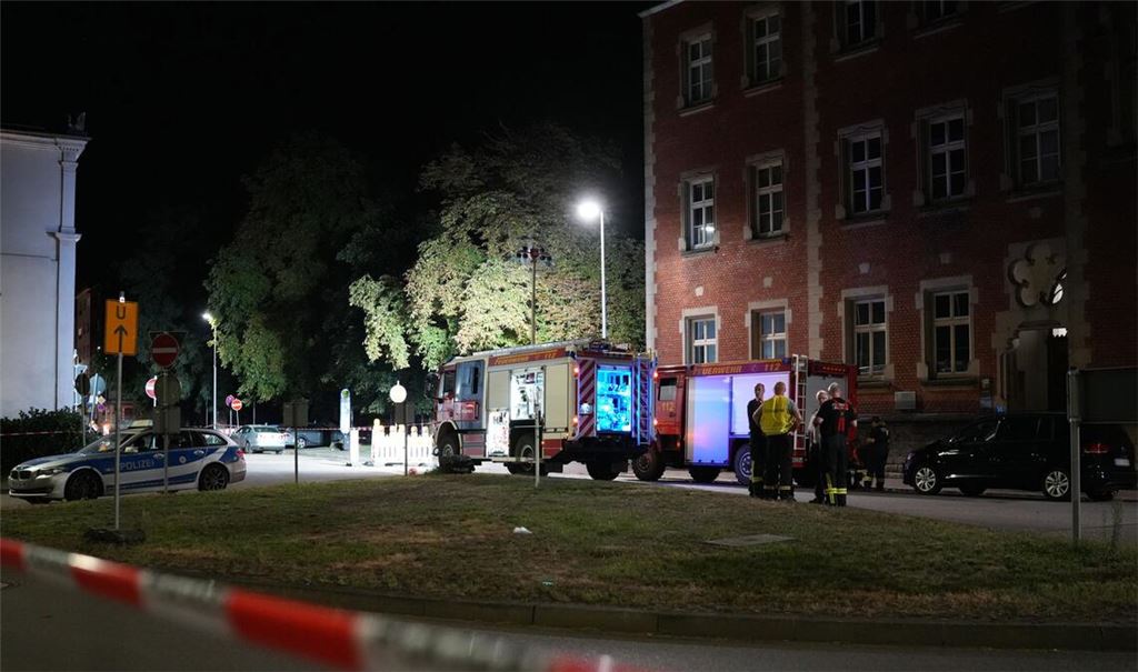 Polizei und Feuerwehr im Umfeld eines Tatortes in Völklingen im Einsatz.