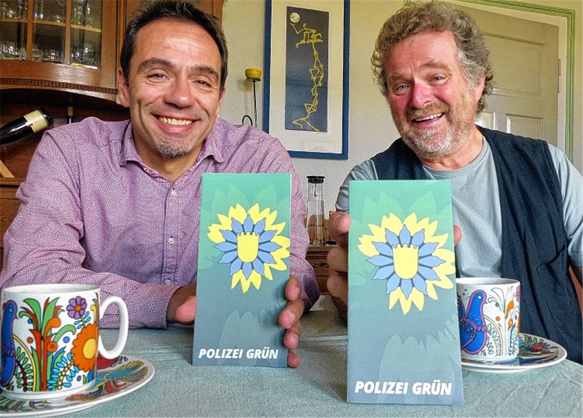 Polizei und Grüne sind sich grün. Das belegt der noch recht junge Verein „PolizeiGrün“: Links Vorsitzender Armin Bohnert aus Freiburg, rechts Gründungsmitglied Frank-Ulrich Seemann aus Mühlacker. Foto: Roth