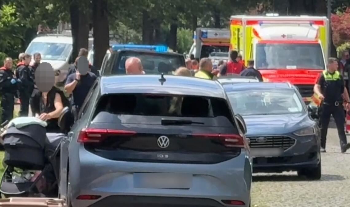 Polizei und Rettungsdienst sind mit einem Großaufgebot im Einsatz.