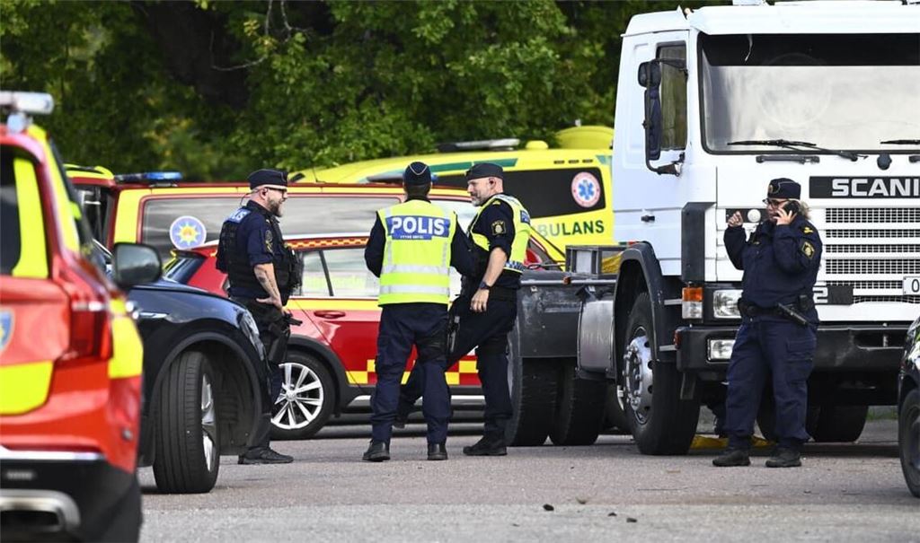 Polizei und Rettungskräfte im Einsatz vor der Brinellskolan.
