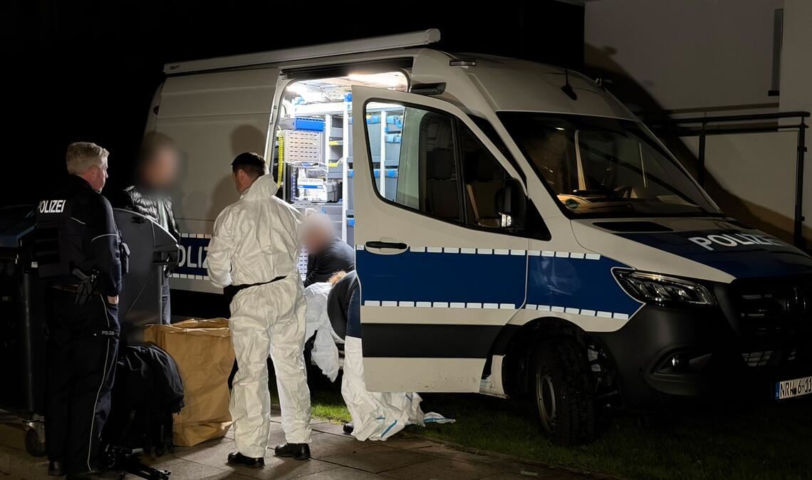 Polizei und Spurensicherung untersuchten die Wohnung, in der die Leiche in der Kühltruhe gefunden wurde.