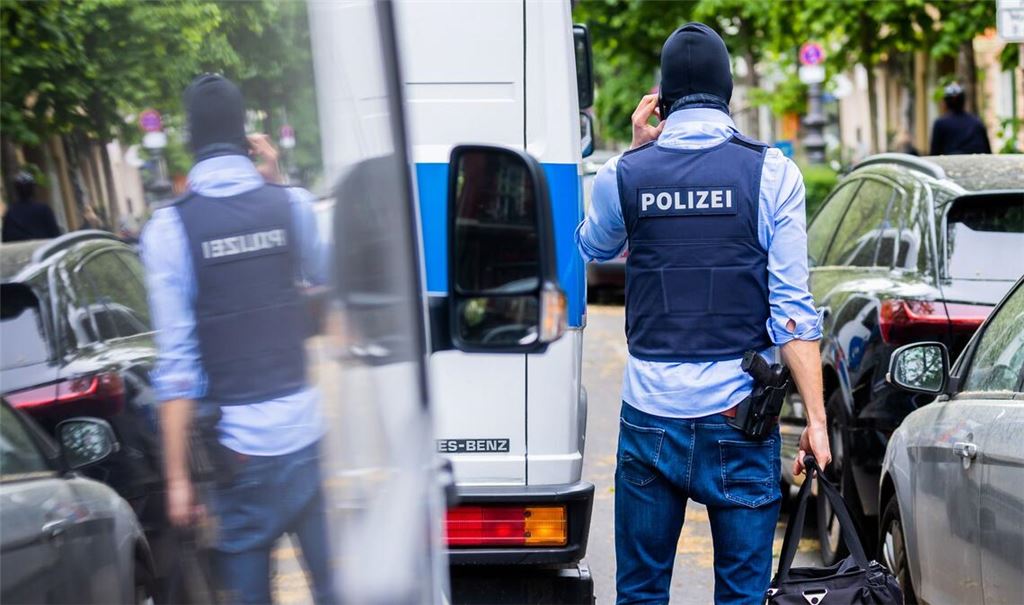 Polizei und Staatsanwaltschaft haben im Zuge eines Ermittlungsverfahrens zu Mitgliedern der Letzten Generation 15 Objekte in sieben Bundesländern durchsucht. Hier in Berlin-Kreuzberg.
