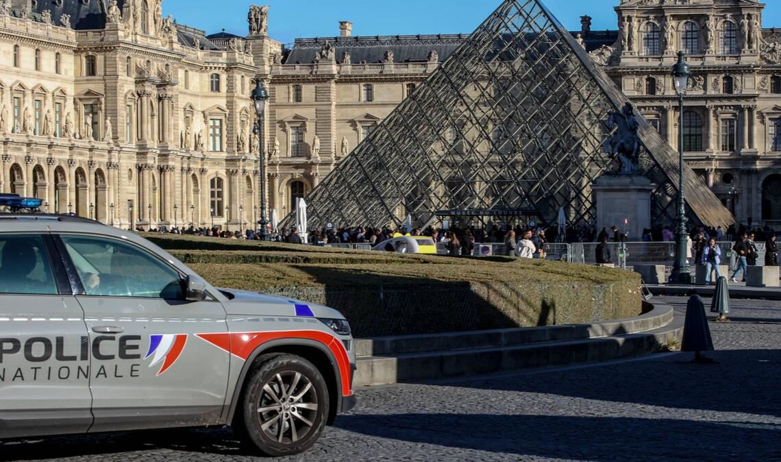Polizei vor dem Louvre.