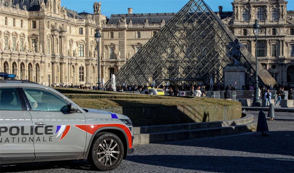 Polizei vor dem Louvre.