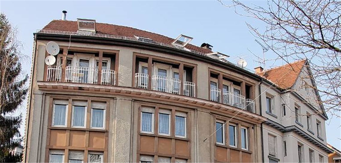 Polizeiaktion in der Innenstadt: Am Freitagnachmittag rücken in der Bahnhofstraße 59 mehrere Zivilfahrzeuge mit Beamten der Bereitschaftspolizei an. Über den Hof des mehrgeschossigen Gebäudes verschaffen sich die Beamten Zugang zum Treppenhaus. Während drei Kollegen den Eingang bewachen, werden im Dachgeschoss offenbar zwei Wohnungen aufgebrochen. In einer wohnt seit einem halben Jahr ein Mann, gegen den ein Haftbefehl der US-Behörden wegen Cyberkriminalität vorliegt. Der Gesuchte wird festgenommen, seine Wohnung längere Zeit durchsucht.