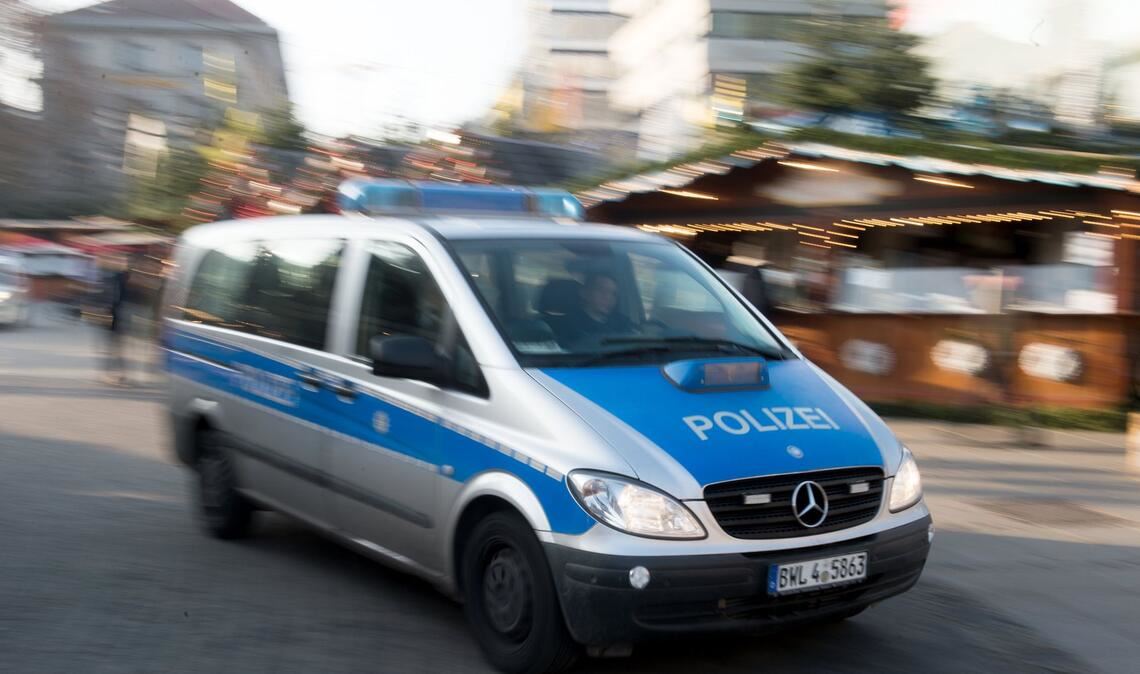 Polizeiauto am Rande des Stuttgarter Weihnachtsmarkts (Archivbild)