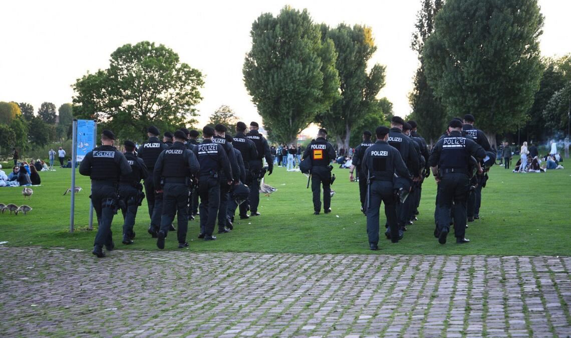 Polizeibeamte auf der Neckarwiese in Heidelberg. (Archivbild)