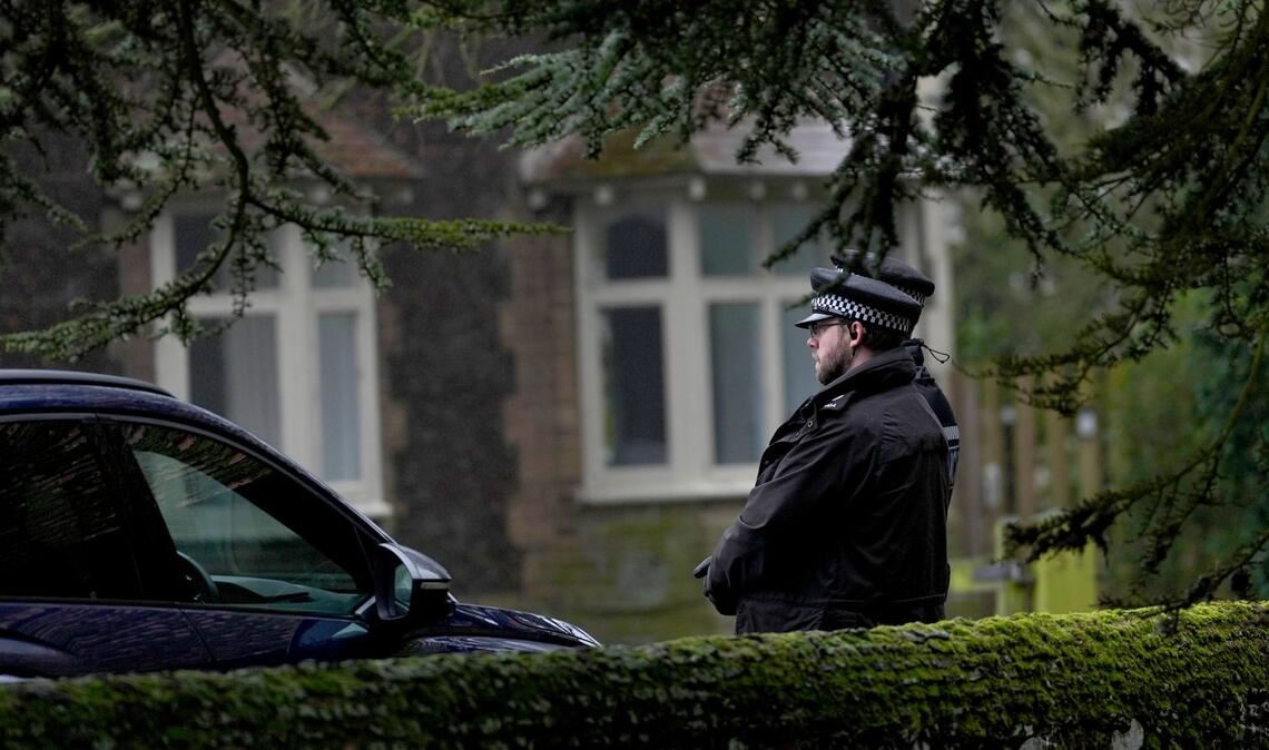 Polizeibeamte bewachen den Eingang des königlichen Anwesens Sandringham. Die Polizei sucht weiter nach Hinweisen, Medien und Öffentlichkeit warten auf neue Details.