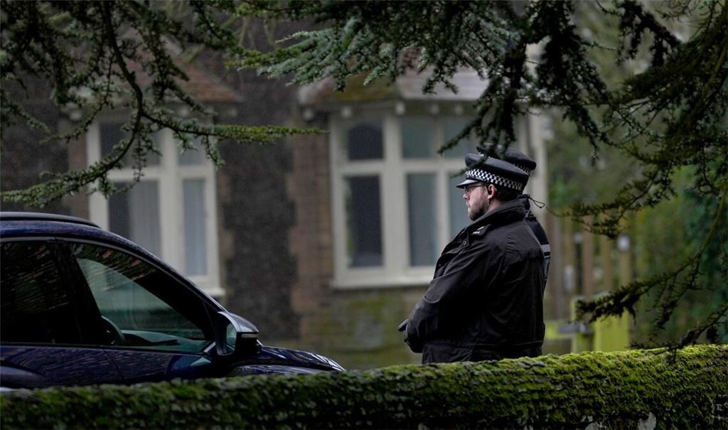Polizeibeamte bewachen den Eingang des königlichen Anwesens Sandringham. Die Polizei sucht weiter nach Hinweisen, Medien und Öffentlichkeit warten auf neue Details.