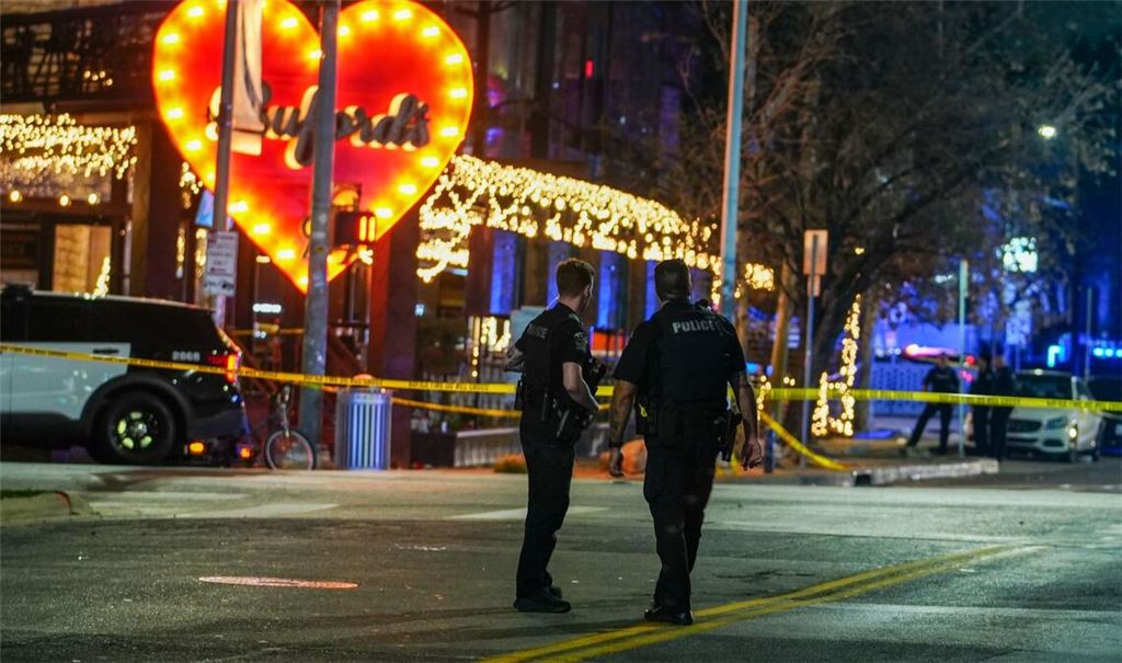 Polizeibeamte bewachen den Tatort nach Schüssen in einer Bar im texanischen Austin.