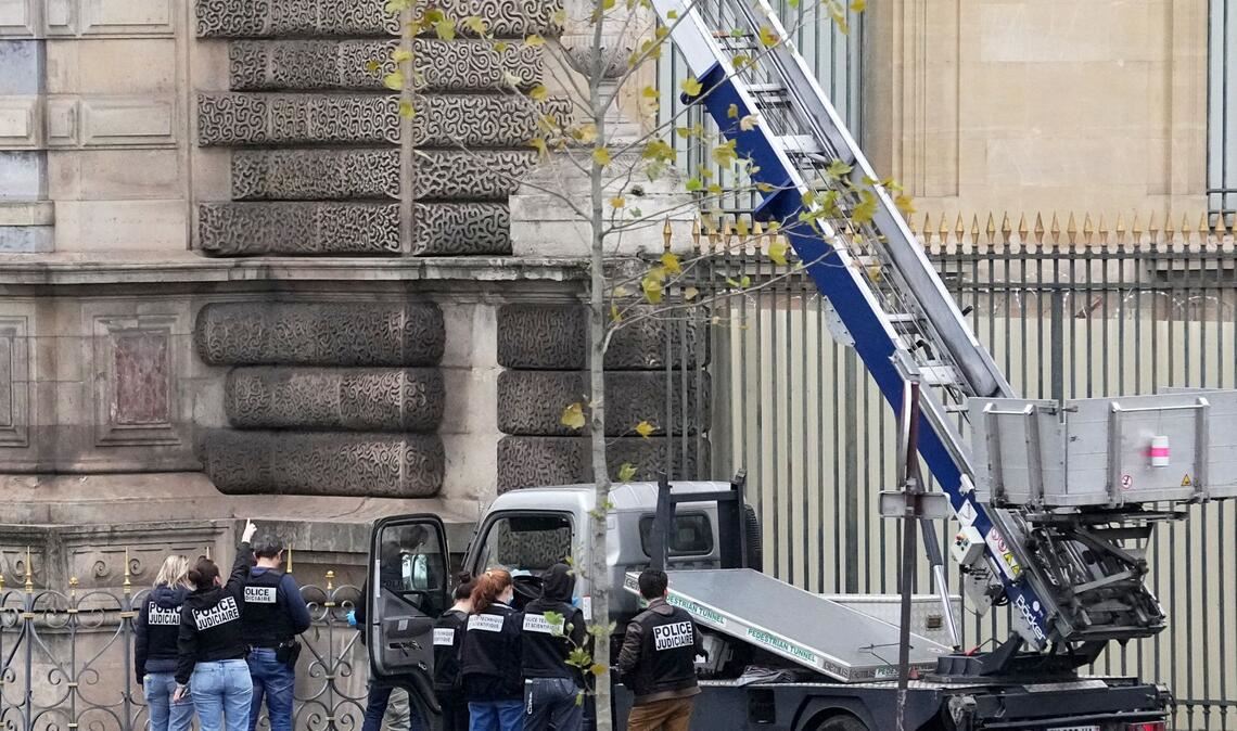 Polizeibeamte ermitteln am Louvre-Museum an einem von Dieben benutzten Lastenaufzug.