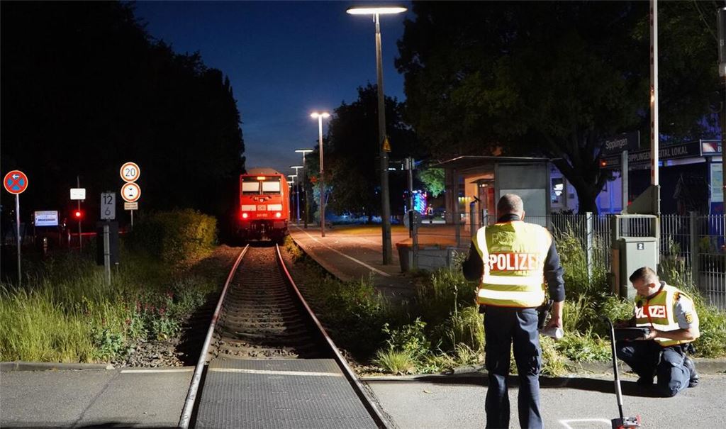 Polizeibeamte ermitteln an der Unglücksstelle. Ein vierjähriges Kind hat einen Bahnübergang am Bodensee mit seinem Laufrad überquert und ist dabei von einem Zug erfasst und tödlich verletzt worden.