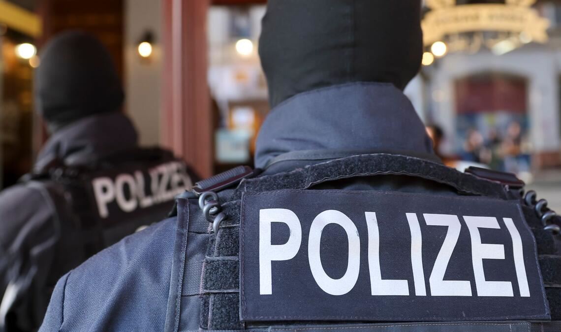 Polizeibeamte führen in Leipzig eine Razzia durch.