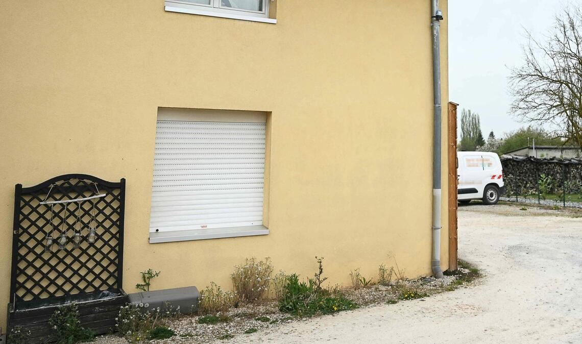 Polizeibeamte haben in einem Lieferwagen einen neunjährigen Jungen entdeckt, der dort über ein Jahr gefangen gehalten worden sein soll.