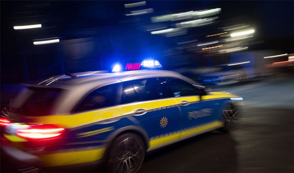 Polizeibeamte konnten den 15-jährigen Autofahrer schließlich dingfest machen. (Symbolbild)