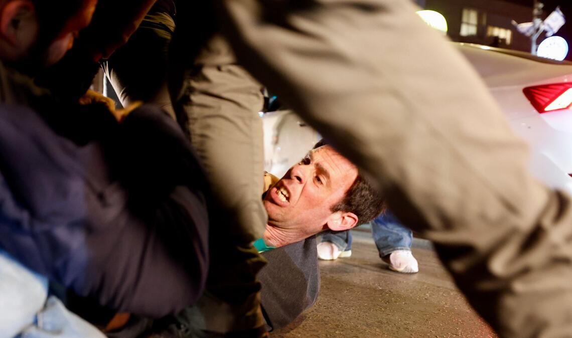 Polizeibeamte nehmen Demonstranten während einer Demonstration gegen Ministerpräsident Netanjahu und seine Regierung in der Nähe der Residenz des Ministerpräsidenten in Jerusalem fest.