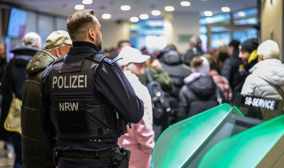 Polizeibeamte räumen den Vorraum der Sparkasse in Buer.