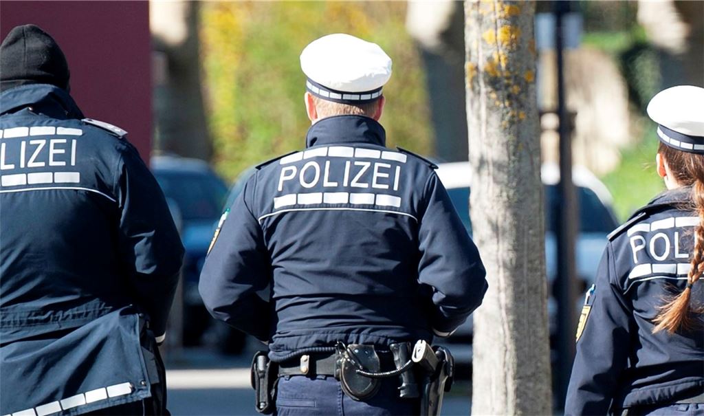 Polizeibeamte sind gerüstet für schwierige Situationen. Doch sie sind immer häufiger Attacken ausgesetzt.  Archivfoto: Fotomoment