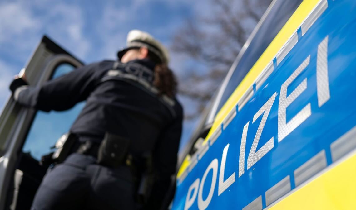Polizeibeamte stoppten den Motorradfahrer. (Symbolbild)