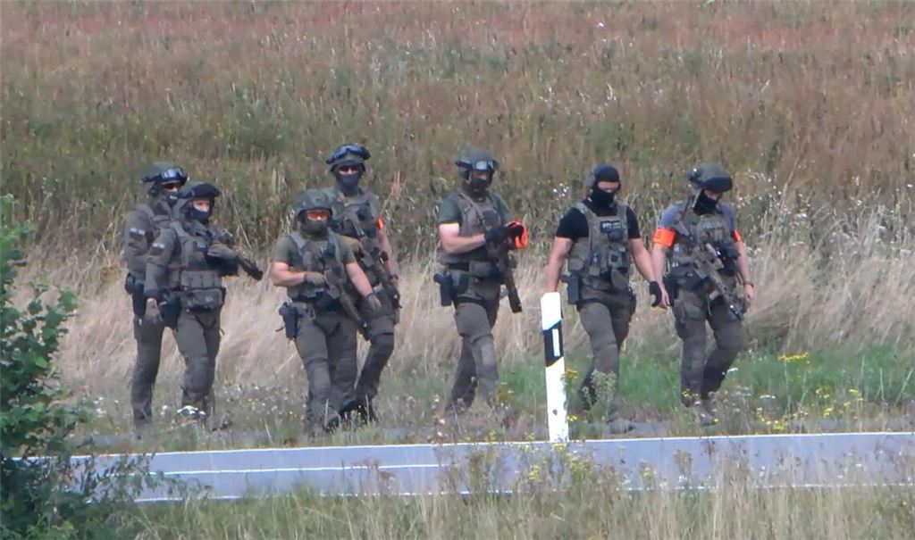 Polizeibeamte suchten nach dem Täter, nachdem eine Zehnjährige aus Schallodenbach in der Pfalz mit einem Messer schwer verletzt worden war. Ein 22-Jähriger stand unter Verdacht und wurde inzwischen gefasst.