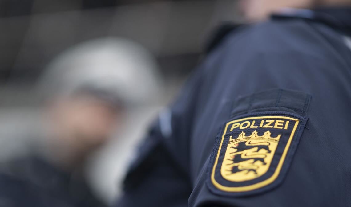 Polizeibeamte verhafteten die mutmaßlichen Betrüger. (Symbolbild)