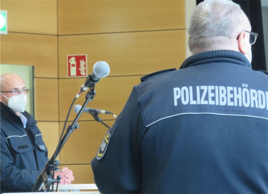„Polizeibehörde“ steht auf den Uniformen der drei Männer, die für den Gemeindevollzugsdienst in Knittlingen tätig sind. Foto: cb