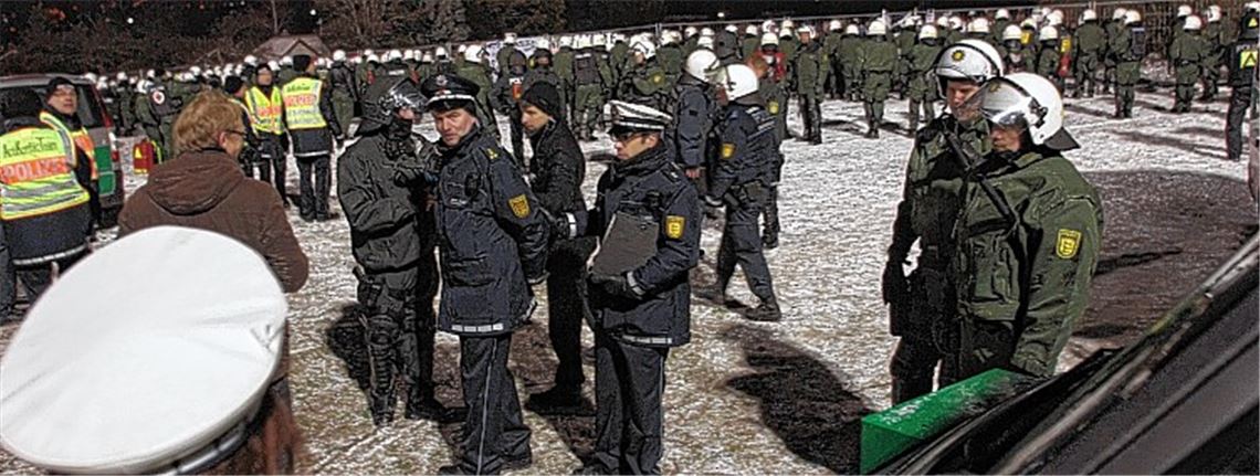 Polizeidirektor Burkhard Metzger (Blick Richtung Kamera) rechtfertigt das Vorgehen seiner Einsatzkräfte am 23. Februar und sagt, dass die polizeiliche Einsatzstrategie aufgegangen sei. 