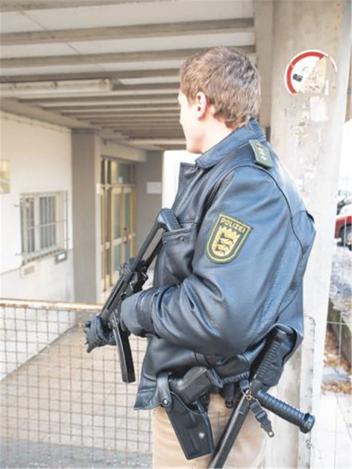 Polizeieinsatz an der Alfons-Kern-Handwerkerschule in Pforzheim nach einer Amokdrohung im November 2008. Archivfoto: Franz