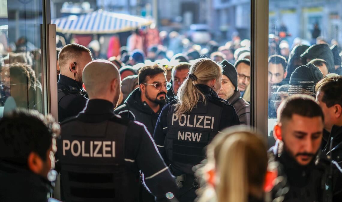 Polizeieinsatz an der Sparkassenfiliale in Gelsenkirchen-Buer. Eine große Menschenmenge versammelte sich vor der Filiale.