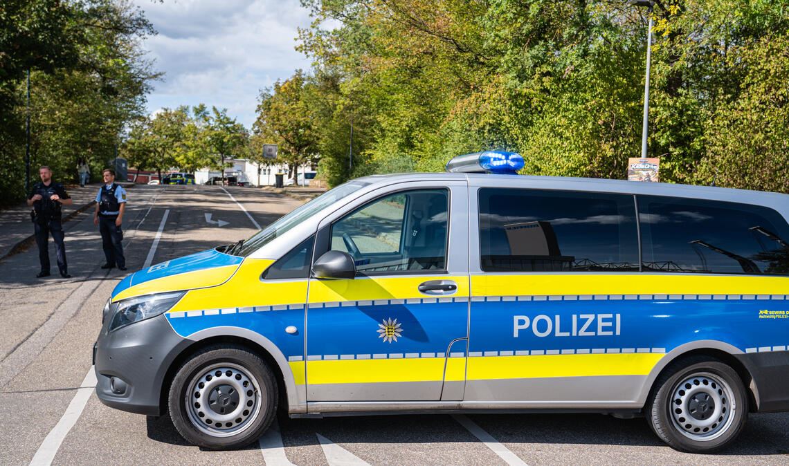 Polizeieinsatz in Mühlacker zieht die Blicke auf sich. Die Zufahrt zum Wohngebiet am Berliner Ring ist von der Polizei abgeriegelt. Fotos: ER24